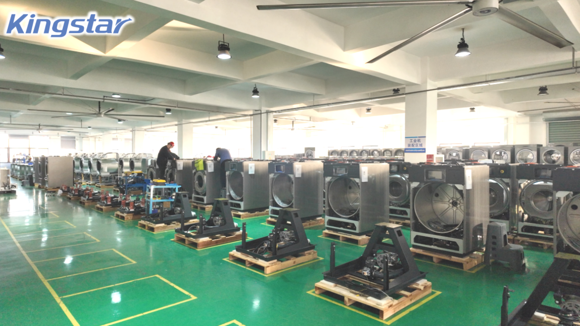 Auswahl an Bleichmitteln für verschiedene Stoffe in Wäschereien